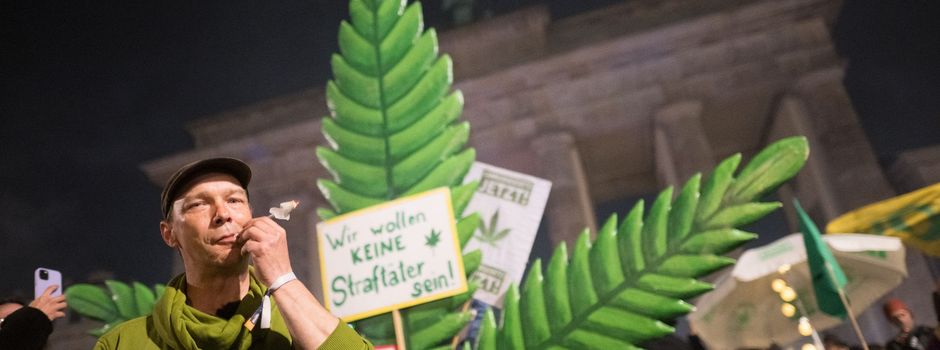 Rauch über dem Brandenburger Tor: Cannabis jetzt legal