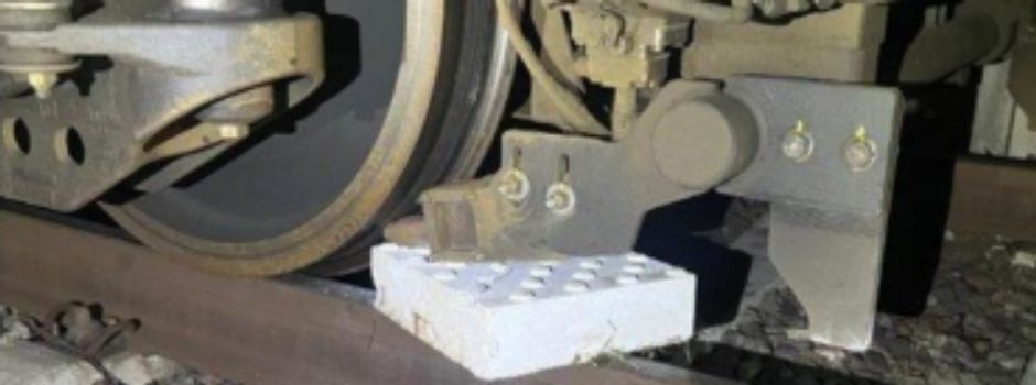 Unbekannte legen Gegenstände auf Bahngleise