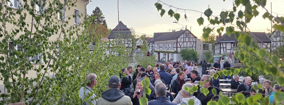 Maifest am Brunnenplatz lockt zahlreiche Besucher an