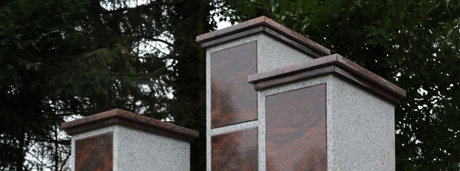Neue Urnenstelenhaine auf Friedhöfen in Fehrbach und Hengsberg