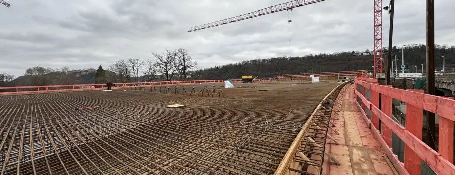 Pfaffendorfer Brücke in Koblenz: 224 Betonmischer für Westrampe im Einsatz
