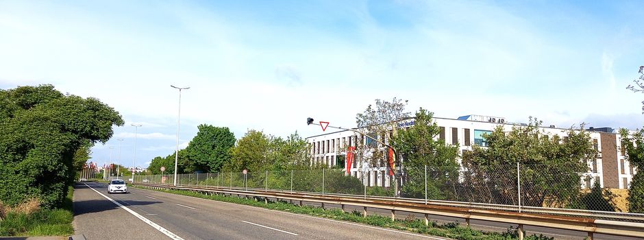 Graues Auto drängt Motorradfahrer in Mainz ab – Fahrer flüchtet