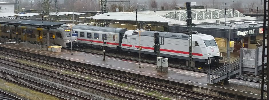 Mann greift am Binger Hauptbahnhof grundlos Passanten an