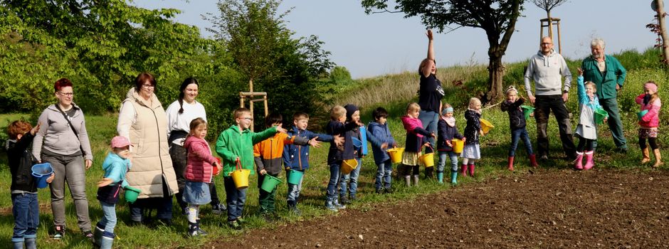 Mondorf: Kita-Kinder halfen beim aussäen einer Blumenwiese