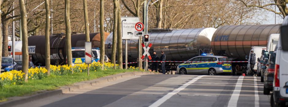 Zug mit Gefahrstoffen entgleist: Lange Staus im Feierabendverkehr