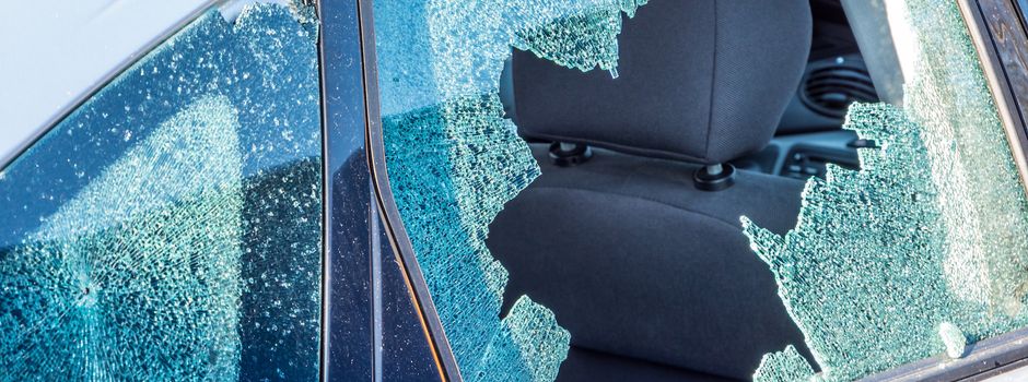 Wertgegenstände aus mehreren Fahrzeugen gestohlen