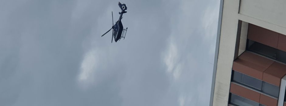 Polizeihubschrauber kreist um Wiesbadener Amtsgericht
