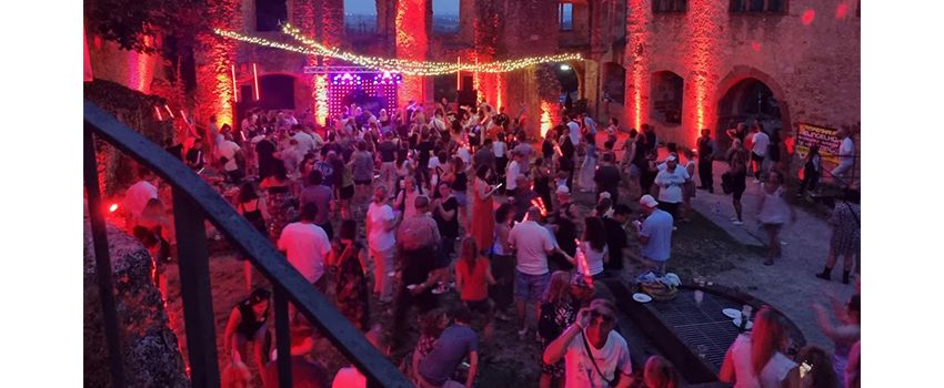 "Rotes Rauschen" bringt Techno in die Burgruine Landskron