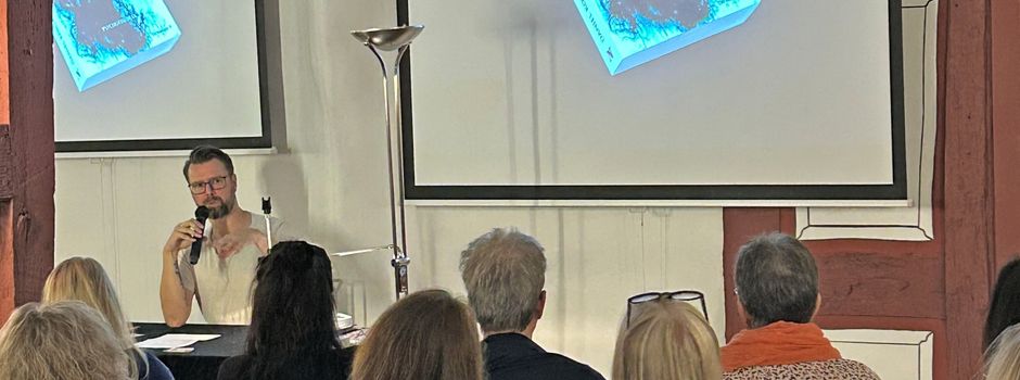 Premierenlesung im Vogtshof: Daniel Kohlhaas liest aus „Je tiefer der Wald“