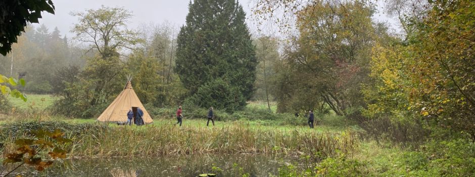 Ehemaliges Schwimmbad wird Lernort in der Natur: Freiwillige Helfer räumen auf