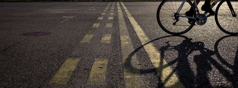 Radfahrer fährt gegen Einbahnstraße und stößt mit Fußgänger zusammen