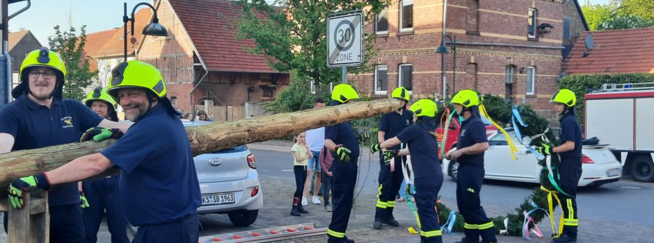 Rückblick: Maibaumaufstellung und Tanz in den Mai 2025 in Fürstenwald
