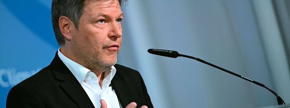 Habeck: Müssen uns auch vor militärischen Angriffen schützen