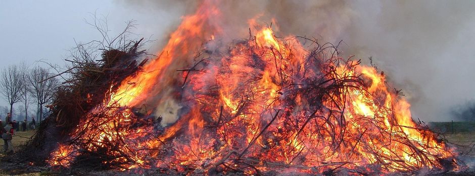 Maifeuer am Friedhof