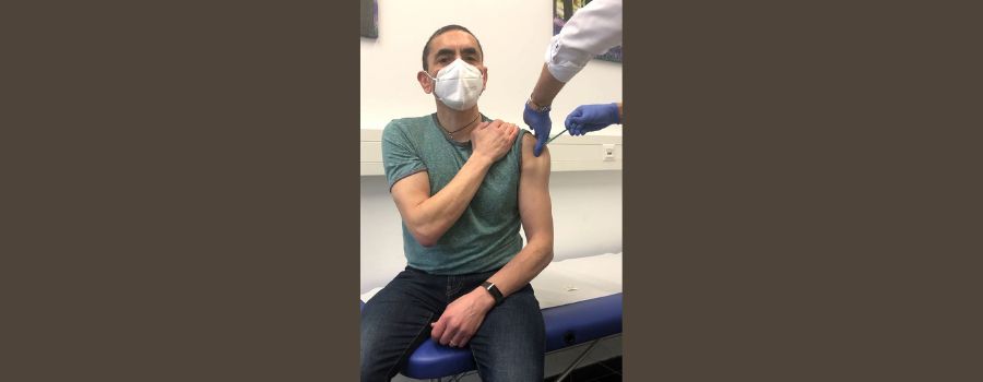 „Die Angst verwandelt sich in Wut und Hass“ – Şahin zeigt sich bei Impfung