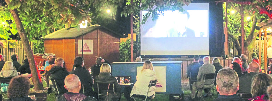 Live-Programm und Film im Biergarten