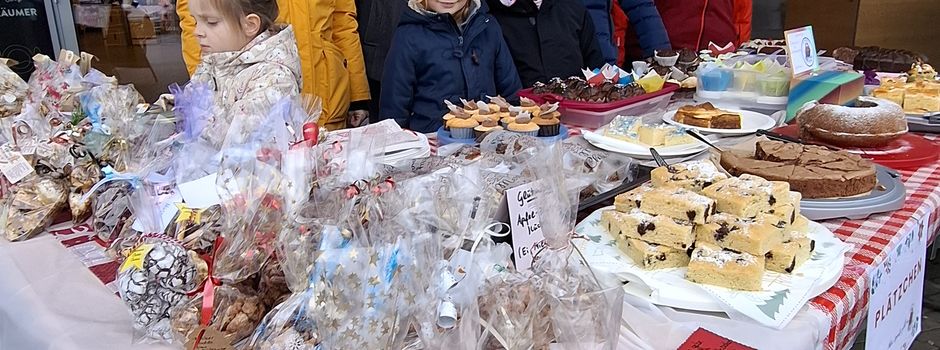 Kita Arche Noah - Aktion Förderverein Weihnachtsleckereien vorm REWE