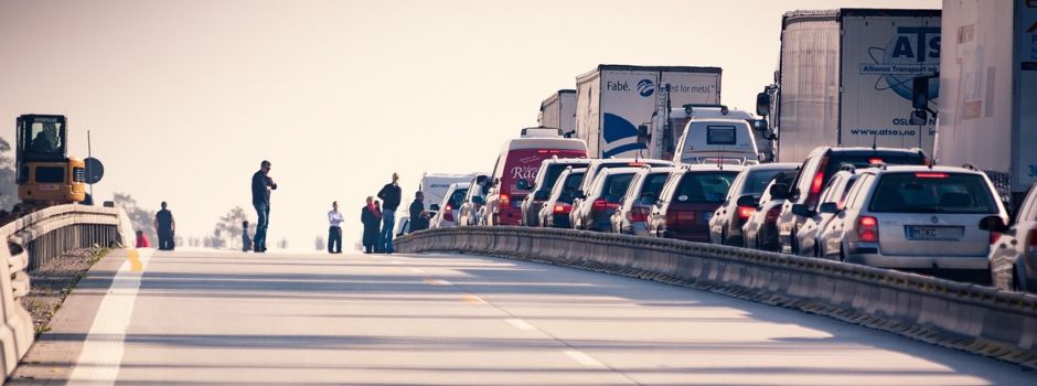 Aktuelle Vollsperrung auf A61: Sattelzug wegen Wind umgestürzt
