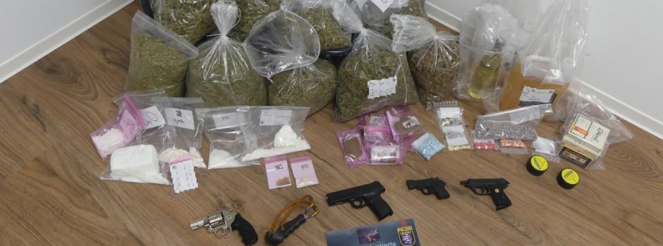 Jahrelange Ermittlungen: Polizei stellt Drogen und Waffen sicher