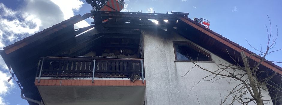 Großeinsatz in Wiesbaden: Feuer auf Balkon greift auf Dach über