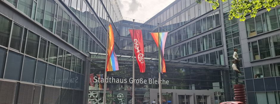 Mainz hisst Regenbogenfahne vor dem Stadthaus