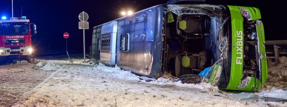 Zwei Tote, mehrere Verletzte - schwerer Busunfall auf A11