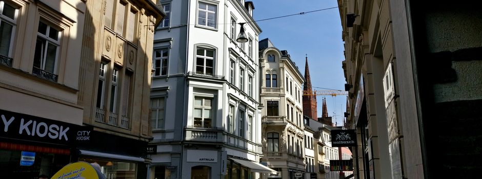 Wiesbadener Kioskverkäuferin verfolgt Mann mit Messer