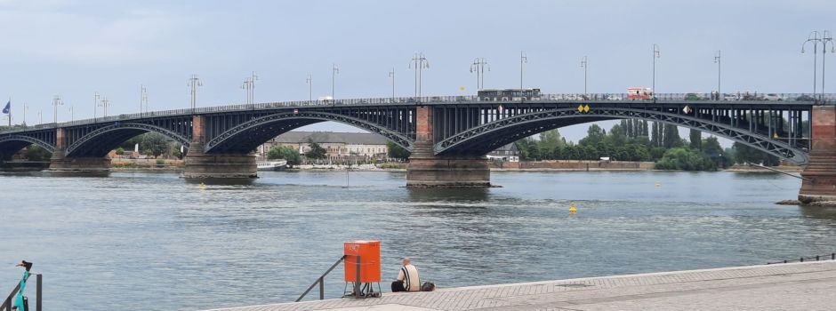 Unfall auf Theodor-Heuss-Brücke: Rückstau und Sperrung