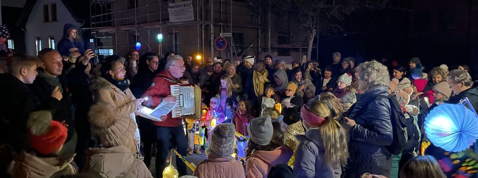Strahlende Laternen und große Beteiligung: Martinsumzug in Rüdigheim ein voller Erfolg