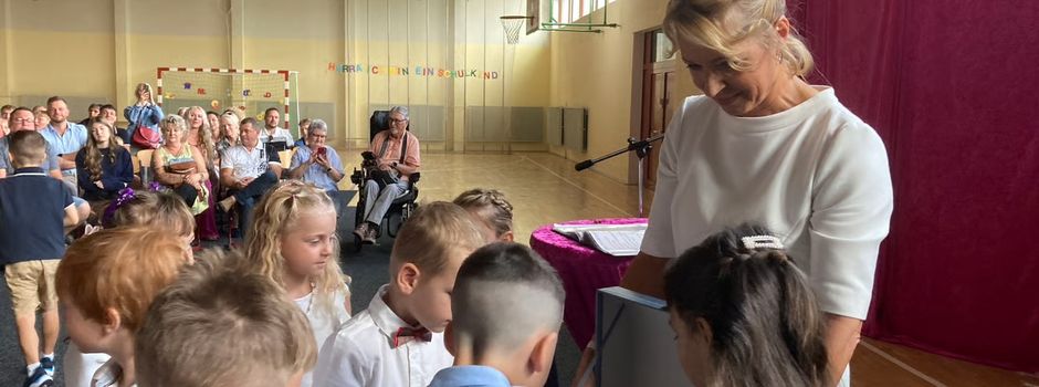 Erster Schultag mit Tanz, Schulhunden und prallen Zuckertüten