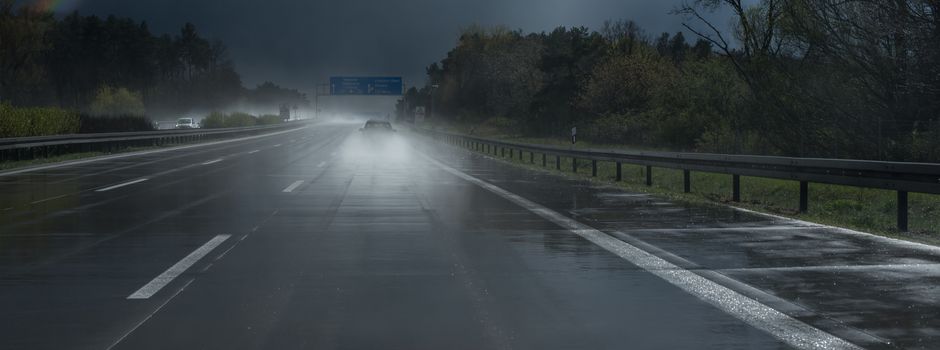 Mehrere Motorradunfälle bei Wiesbaden auf regennasser Fahrbahn