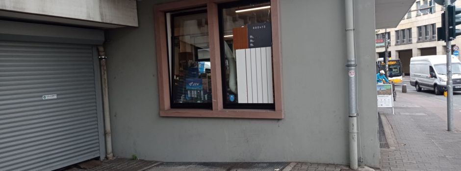 „Wie eine Bombe“: Frau zerstört Fenster von Mainzer Altstadt-Geschäft