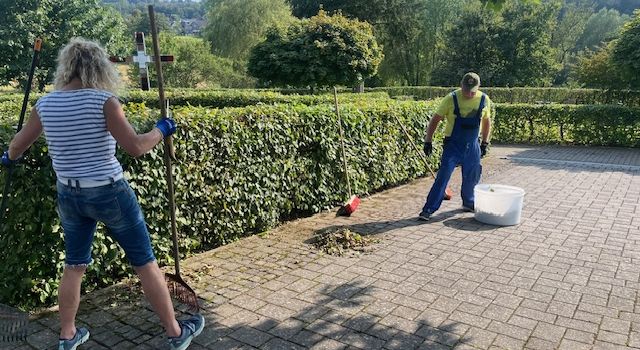 Heckenschnitt am Friedhof