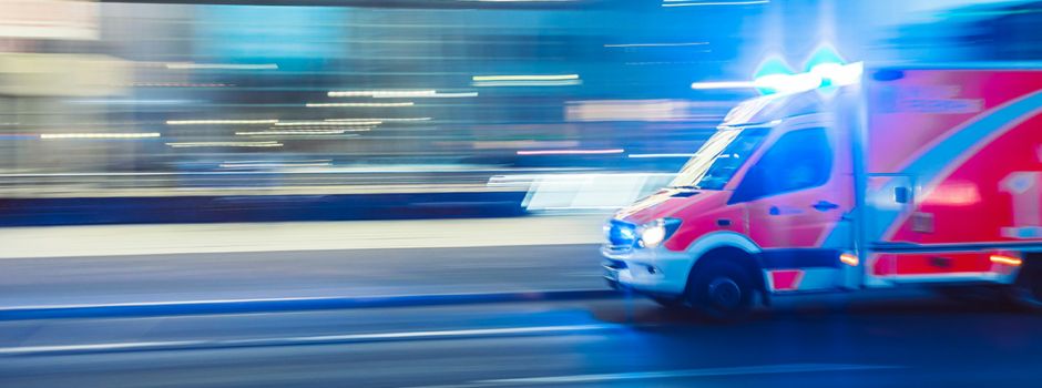 Unglück beim Aussteigen: Fahrdienst überrollt 20-jährigen Fahrgast in Nackenheim mehrfach