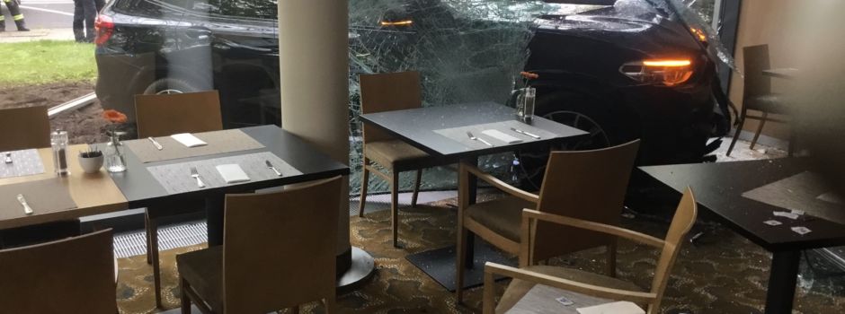 Auto rast in Wiesbadener Hotel-Restaurant