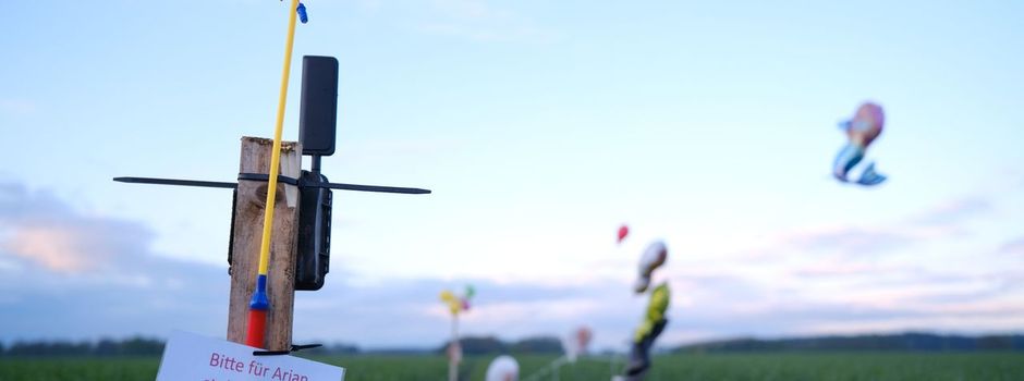 Suche nach Arian: Süßigkeiten und Ballons im Wald aufgehängt