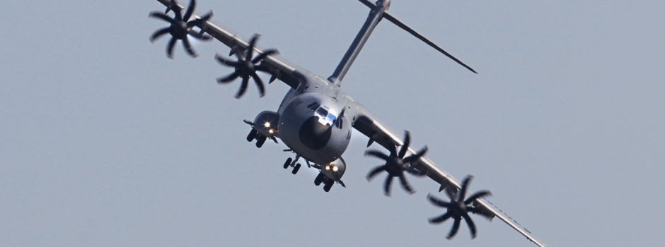 Tieffliegendes Flugzeug der Bundeswehr über Herzebrock-Clarholz und Rheda-Wiedenbrück
