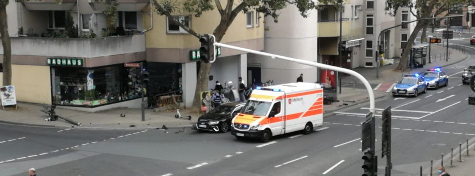Unfall in der Mainzer Altstadt: Auto kracht in Ampelmast