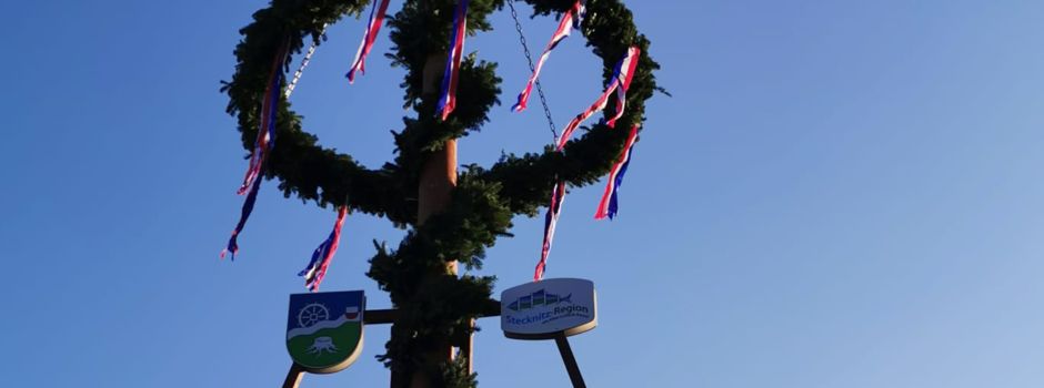 Traditionelles Maibaum- Aufstellen