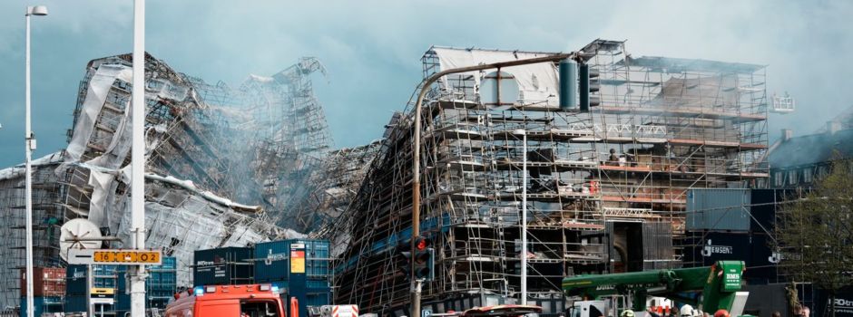 Außenmauern ausgebrannter Hälfte der Börse eingestürzt