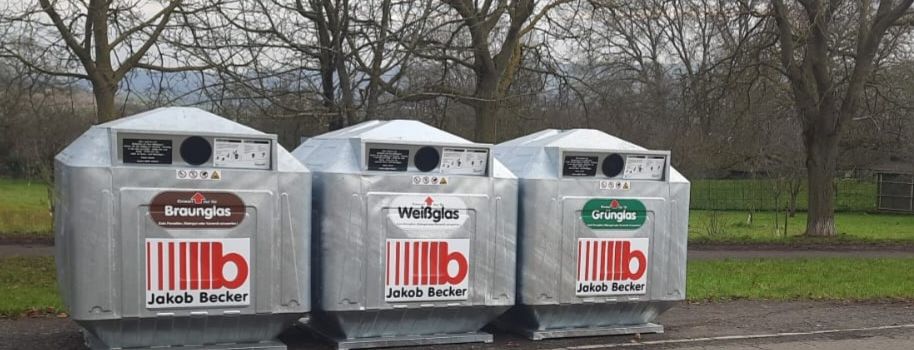 Die Glascontainer stehen....