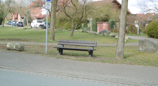 Zwei Bänke sind schon aufgestellt