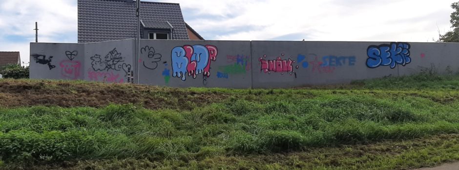 Verunstaltung durch Aufkleber im Niederkasseler Stadtgebiet