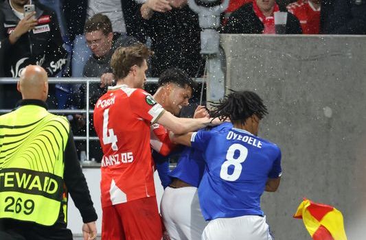 Riesen-Zoff nach Abpfiff: Mainzer und Straßburger Spieler geraten aneinander