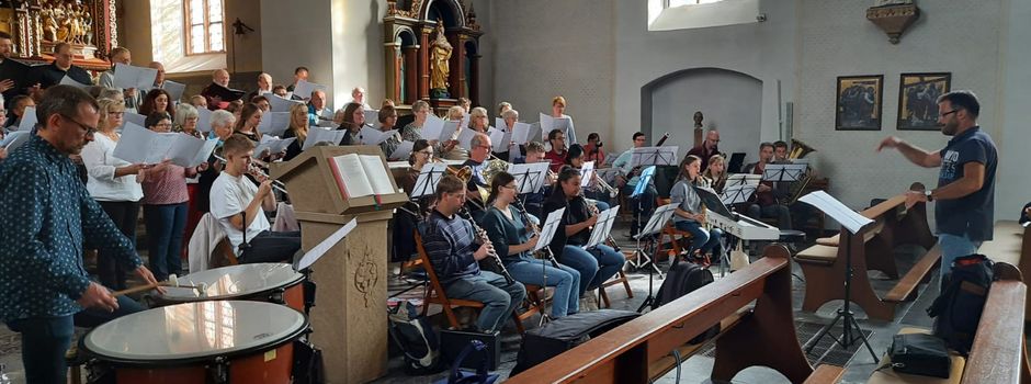 Kilians-Chor und Kilianos proben für ein gemeinsames Konzert