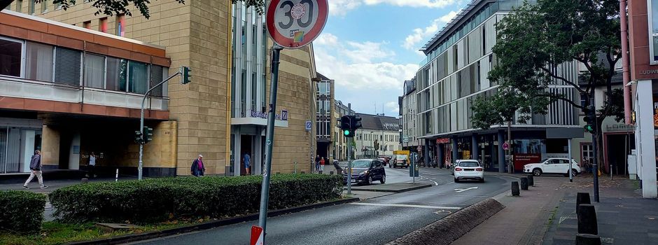 Polizei findet betrunkenen Autofahrer neben seinem Fahrzeug liegend