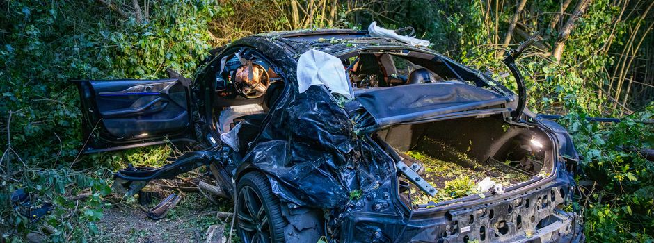 Schwerer Unfall bei Wiesbaden: BMW fliegt 80 Meter durch die Luft