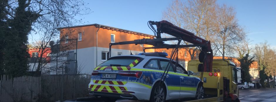 Crash mit Polizeiauto: Täter weiter auf der Flucht