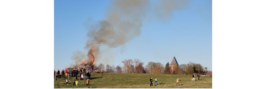 Osterfeuer in Barner Stück