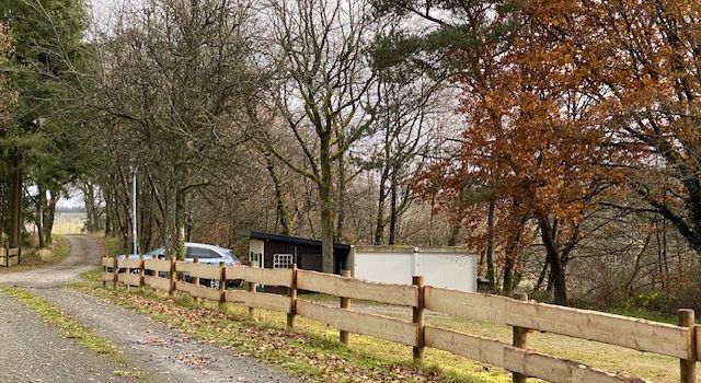 Ein neuer Zaun für den Parkplatz